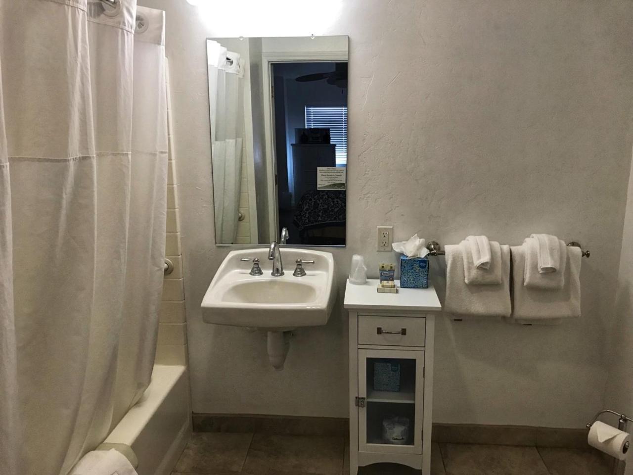 Pismo Beach Hotel Room photo
